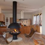 Метална камина в модерна кухня