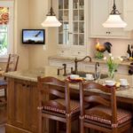 Малък телевизор в ъгъла на кухнята