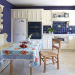 Бели мебели в стая със сини стени.