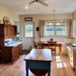 Стара маса с износени повърхности