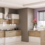 Pereți de bucătărie gri într-o casă de țară