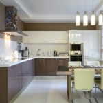 Lumini cu pandantiv în bucătărie cu set în formă de L