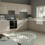 Spătarul din lemn al scaunului de bucătărie