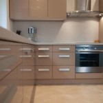 Placi ceramice pe podeaua bucătăriei