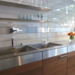 Pahare de vin de sticlă pe un raft deschis