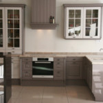 Mobilier din lemn cu fațade pictate