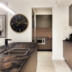 Cadran de ceas uriaș în interiorul bucătăriei