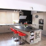 Scaune cu bare roșii