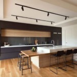 Đèn đen trên trần nhà màu trắng