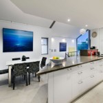 Tai nghe màu trắng mặt bàn