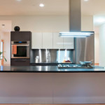 Bề mặt màu xám của đảo bếp