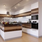 Điểm nhấn màu nâu gỗ trên mặt tiền của nhà bếp