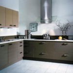 Đồng hồ lớn trên tường bếp