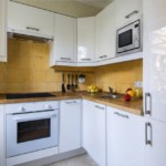 Gele vierkante tegels op een keukenschort