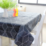 Тъмна геометрична кухненска покривка