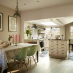 Прозрачен салфетка на кухненската маса