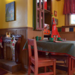 Сива покривка на червена маса