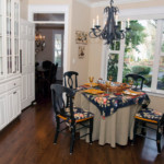 Черен полилей на тавана на кухнята