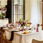 Свежи цветя на кухненската маса