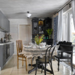 Дървени мебели в интериора на кухнята