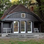 Όμορφη καλοκαιρινή κουζίνα με τη μορφή μονοκατοικίας