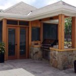 Καλοκαιρινή κουζίνα με μπάρμπεκιου αερίου στο δρόμο.