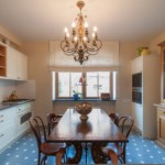 Mesa de comedor de madera natural.