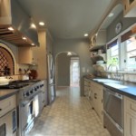 Cocina alargada en una casa de campo