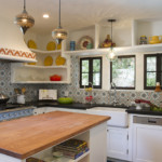 Estantes abiertos con utensilios de cocina.