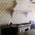 Colocación diagonal de azulejos en un delantal de cocina