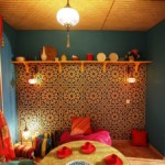 Cortina roja en la ventana de la cocina.