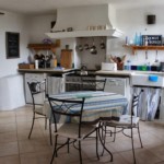 Cocina rústica sin armarios colgantes.