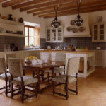 Vigas de madera en un techo blanco