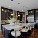 Μαύρη σουίτα σε μια μεγάλη κουζίνα