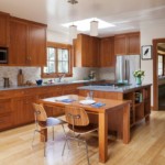 Καφέ έπιπλα στην κουζίνα ενός ιδιωτικού σπιτιού