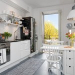 Στενή κουζίνα με πόρτα στο μπαλκόνι