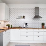 Corner headset with white doors