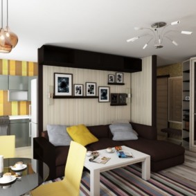 Decorar fotografias como parte da parede acima do sofá