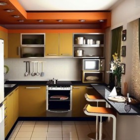 Bar balcão em vez de peitoril da janela em uma pequena cozinha