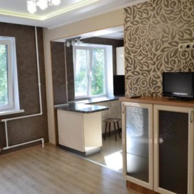 Bateria de aquecimento branca em uma parede escura