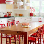 Chaises rouges en bois