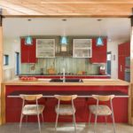 Îlot de cuisine entre les piliers