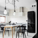 Ampoules blanches sur la table à manger