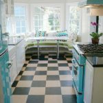 Canapé moelleux dans la baie vitrée d'une maison de campagne