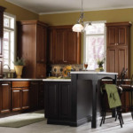 Cocina clásica con isla de madera.