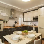 Platos blancos de diferentes tamaños en la mesa de la cocina.