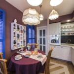 Mantel oscuro sobre una mesa ovalada