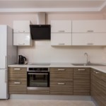 Refrigerador de dos cámaras en la esquina de la cocina