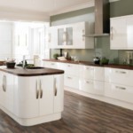 Muebles blancos sobre suelo de madera.