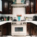 Conjunto en forma de U con fachadas de madera